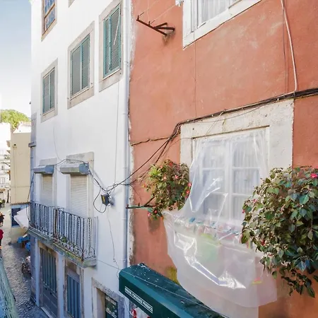 Nomad's Alfama Flats - Typical Street Lissabon